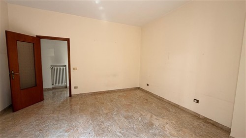 Zona Semi-Centrale, Appartamento di 4 Vani Oltre Accessori, Vano Deposito e Box Auto.